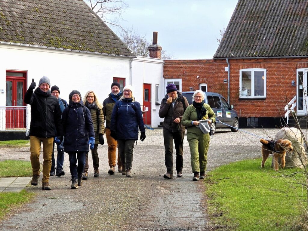 Ferie med hund på Avernakø. Gruppe af vandrere med hund starter vandreture fra Avernakø Landhotel på Avernakø, Sydfyn