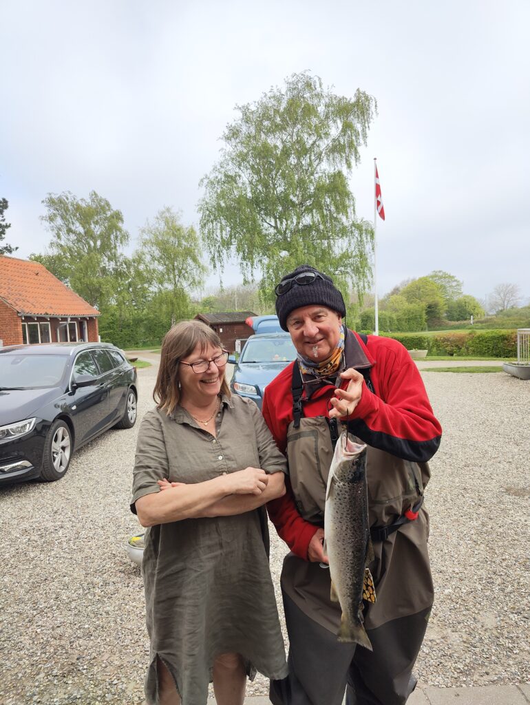 Fisketur med overnatning på Avernakø – Gitte Sørensen og gæst står med havørred fanget på Avernakø